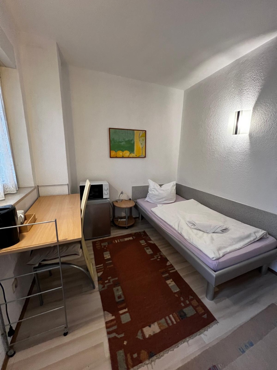 No.5 Appartements, Stein